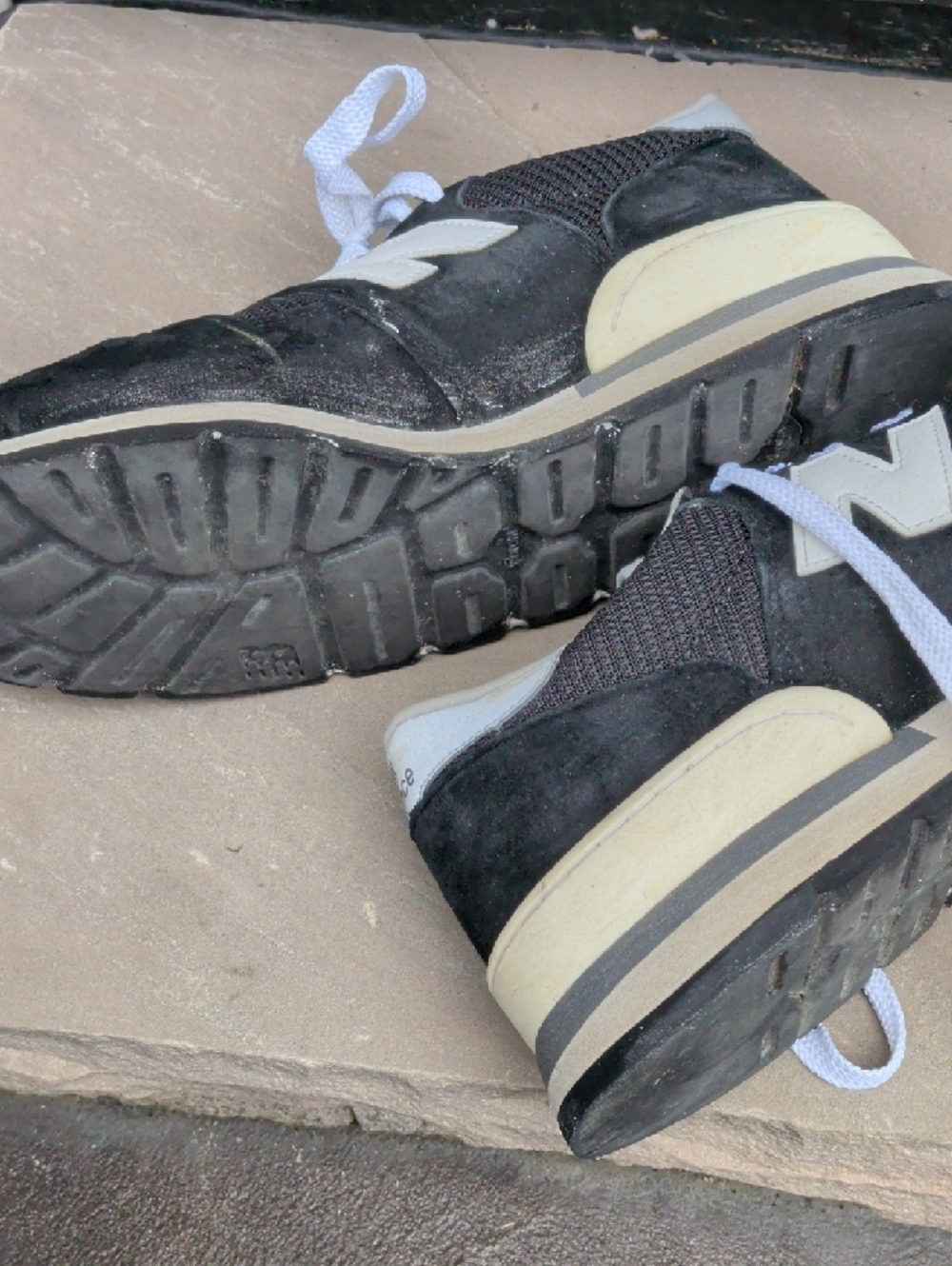 New Balance Men's Black and White Retro Low-Top Sneakers - Picture 5 of 7